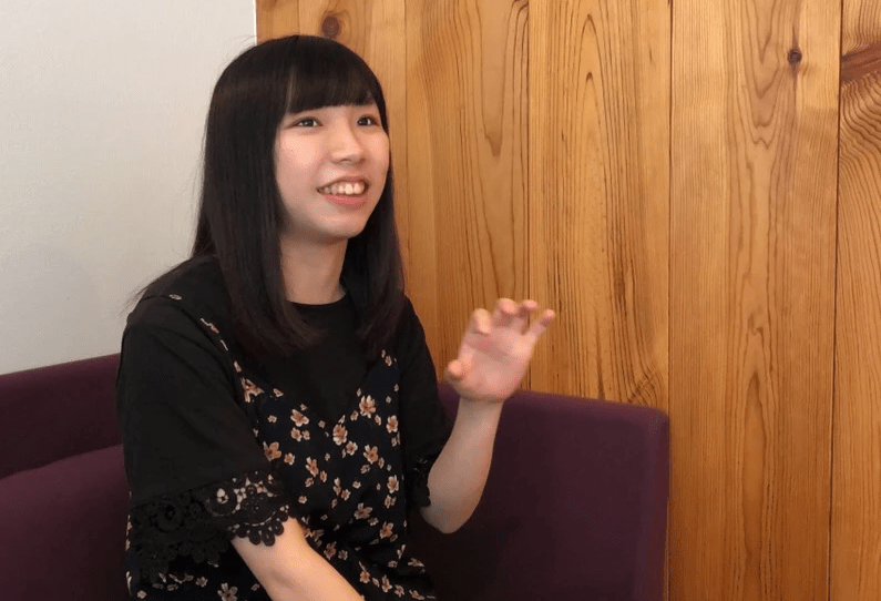 笑顔でインタビューに答える現役女性学習メンター 笑顔でインタビューに答える現役女性学習メンター