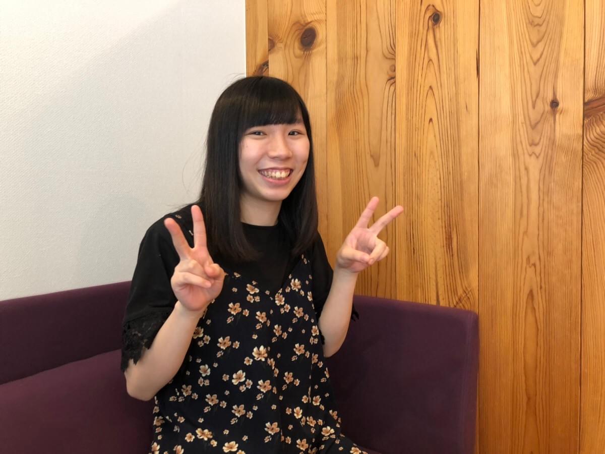 笑顔で写真撮影している現役女性学習メンター 笑顔で写真撮影している現役女性学習メンター