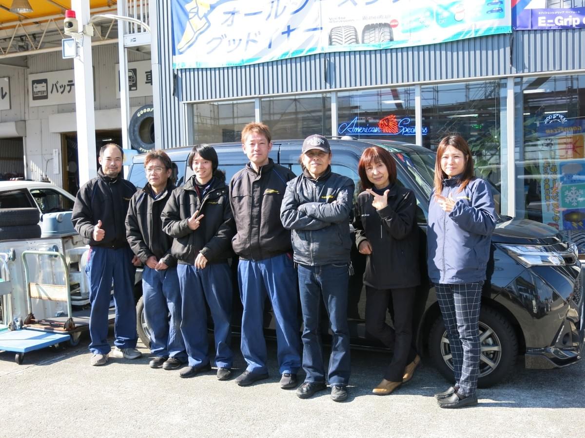 個性豊かなスタッフの皆さん。右から3人目が中野代表、中央が津村店長 個性豊かなスタッフの皆さん。右から3人目が中野代表、中央が津村店長