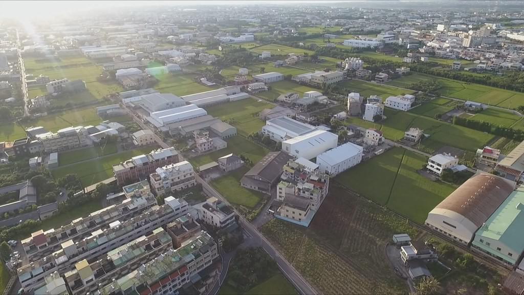 農地上一間間工廠,構成西部平原的異樣風景。圖片來源:公共電視 我們的島【農地上的大工廠】 農地上一間間工廠,構成西部平原的異樣風景。圖片來源:公共電視 我們的島【農地上的大工廠】