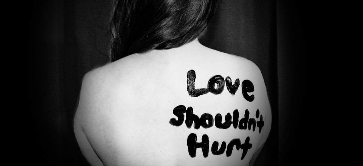 Love shouldn't hurt. 愛一個人不該傷害對方 Love shouldn't hurt. 愛一個人不該傷害對方