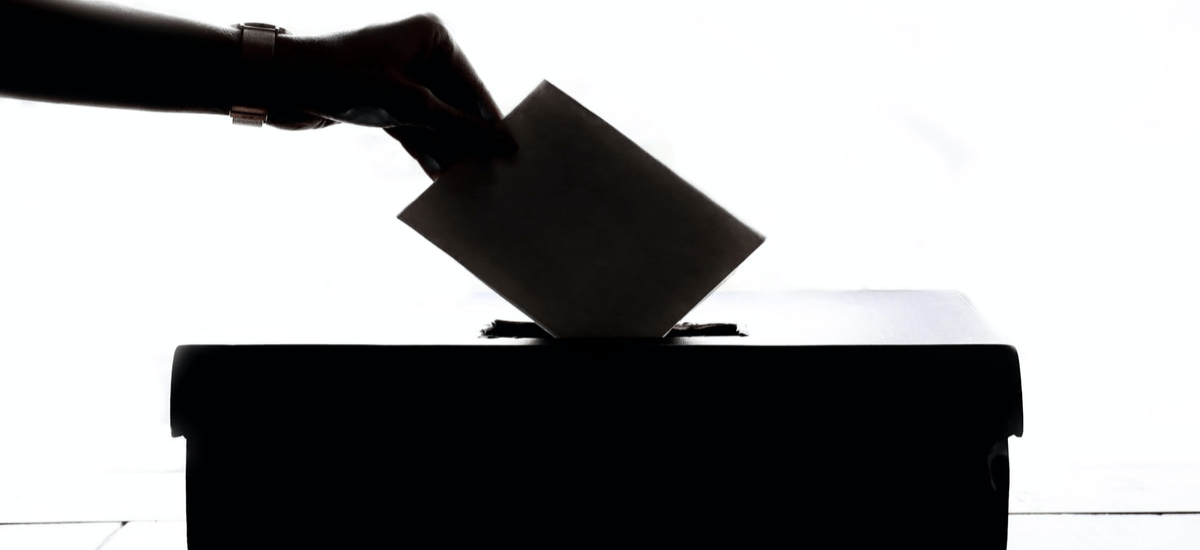 每次一到了選戰時刻,我們都會看到不同黨派的支持者互相攻擊、論斷,彷彿他們支持的對象都是天使,對方支持的對象都是魔鬼。 每次一到了選戰時刻,我們都會看到不同黨派的支持者互相攻擊、論斷,彷彿他們支持的對象都是天使,對方支持的對象都是魔鬼。