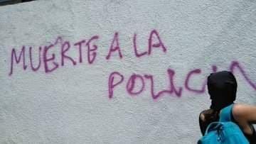 des feministes tags les murs immeuble du procureur general : "mort a la police" a Mexico. des feministes tags les murs immeuble du procureur general : "mort a la police" a Mexico.