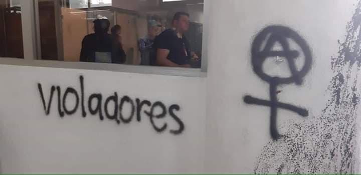 les feministes peignent a la bombe l'inscription "violeurs" , avec le symbole femmes libertaire dans l'immeuble procureur genéral à mexico les feministes peignent a la bombe l'inscription "violeurs" , avec le symbole femmes libertaire dans l'immeuble procureur genéral à mexico