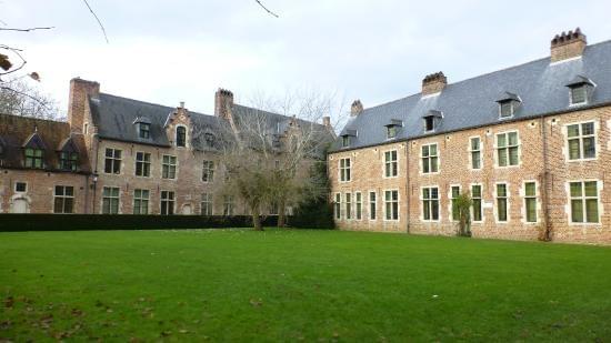 Le Grand Beguinage de Louvain en Belgique, datant du 13ème siècle, inscrit au patrimoine mondial de l’Unesco le 31 mars 2000. Le Grand Beguinage de Louvain en Belgique, datant du 13ème siècle, inscrit au patrimoine mondial de l’Unesco le 31 mars 2000.