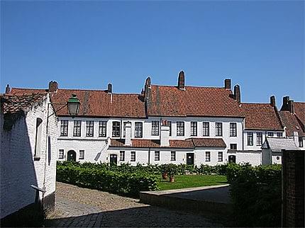 Béguinage de Courtrai, inscrit au patrimoine de l’Unesco en 1998. Béguinage de Courtrai, inscrit au patrimoine de l’Unesco en 1998.