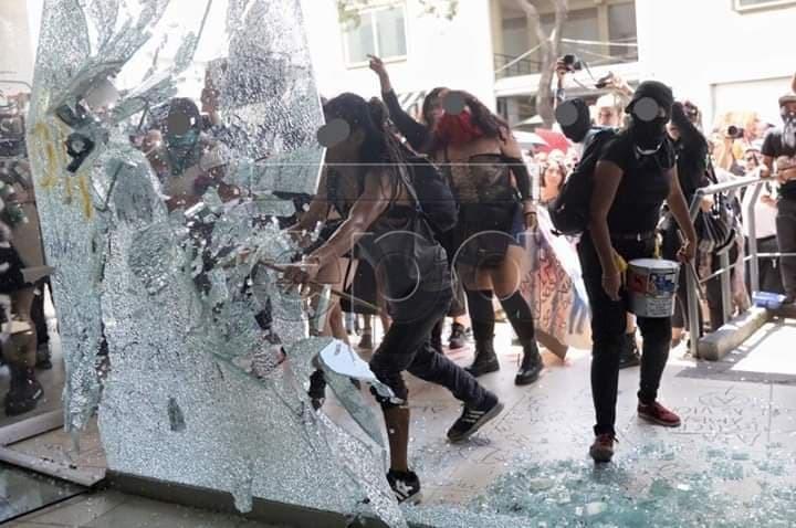 collectifs feministes entre dans l'immeuble du procureur general à mexico suite à un nouveau viol en réunion commis par des policiers collectifs feministes entre dans l'immeuble du procureur general à mexico suite à un nouveau viol en réunion commis par des policiers