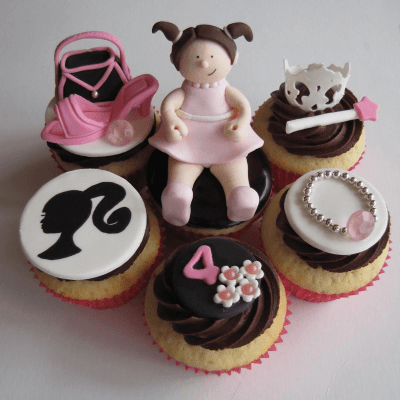 Du rose, des perles, un sac à main et des talons aiguilles… la féminité dans une coquille de noix. Enfin, sur un cupcake. Du rose, des perles, un sac à main et des talons aiguilles… la féminité dans une coquille de noix. Enfin, sur un cupcake.