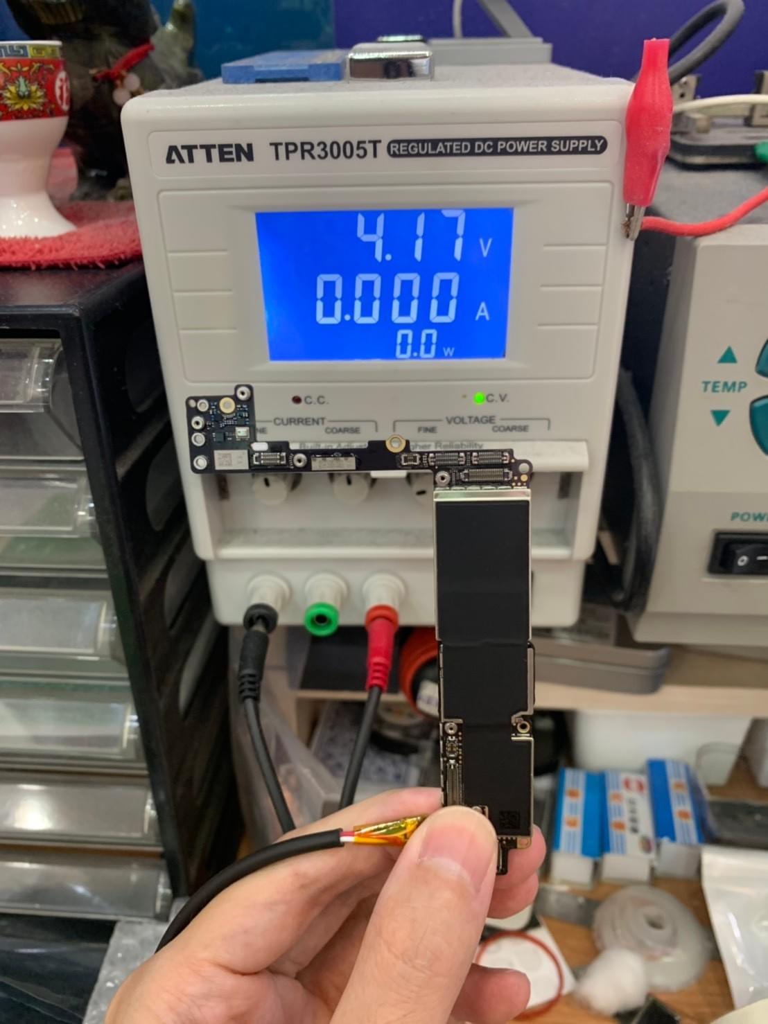 接上電源供應器確認沒有漏電情形。 接上電源供應器確認沒有漏電情形。