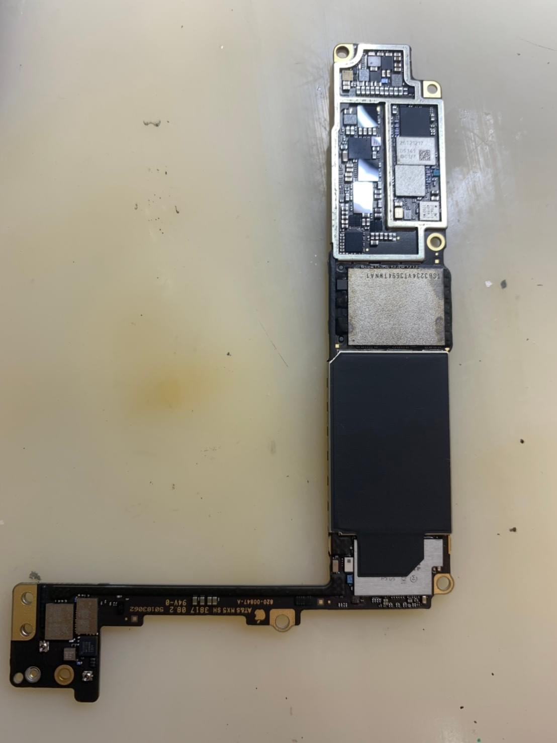 損壞晶片位於主機板背面 損壞晶片位於主機板背面