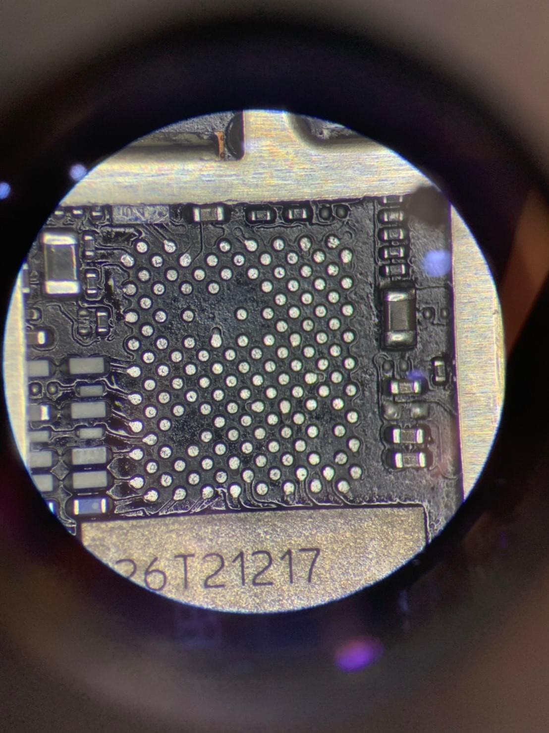 整理主機板下的焊盤,準備更換新晶片 整理主機板下的焊盤,準備更換新晶片