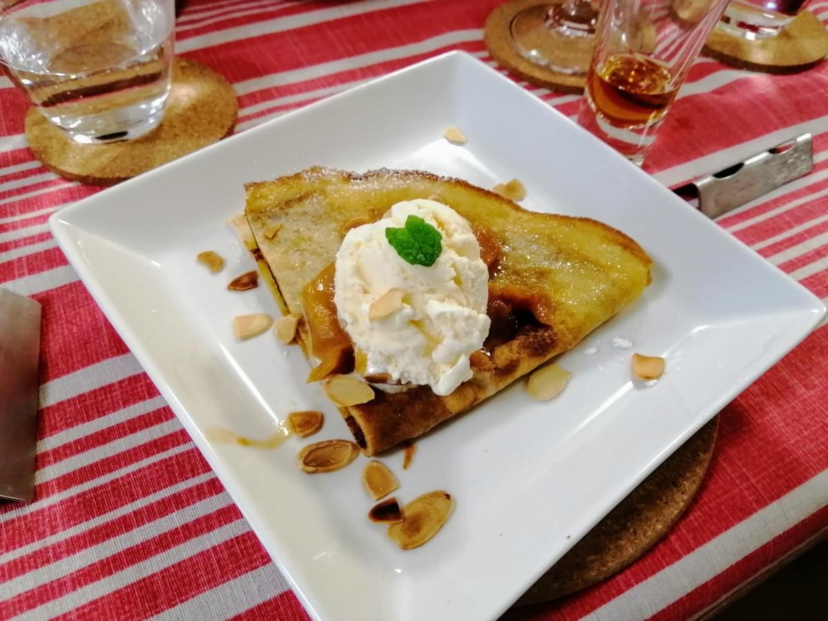 クレープのキャラメルクリーム・りんご、アイスクリーム添え クレープのキャラメルクリーム・りんご、アイスクリーム添え