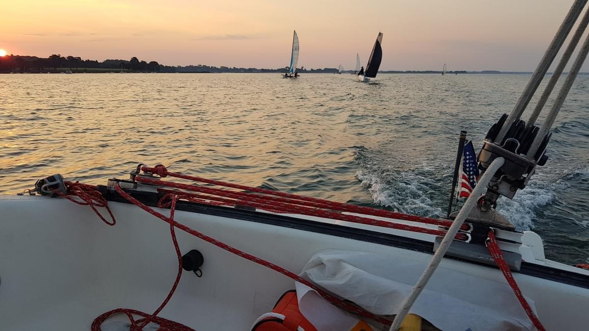 Au petit matin, un foiler, deux monocoques, un catamaran, deux praos et trois trimarans partent tester leurs capacités respectives sur le parcours Au petit matin, un foiler, deux monocoques, un catamaran, deux praos et trois trimarans partent tester leurs capacités respectives sur le parcours