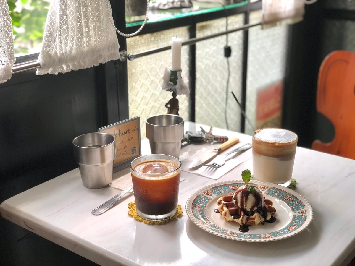 士林社子島的Black Heart Cafe,古董倉庫中遺世獨立的咖啡廳。冰淇淋鬆餅配上咖啡,可以好好享受靜謐的時光 士林社子島的Black Heart Cafe,古董倉庫中遺世獨立的咖啡廳。冰淇淋鬆餅配上咖啡,可以好好享受靜謐的時光
