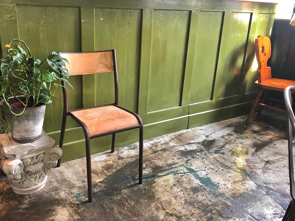 士林社子島的Black Heart Cafe,古董倉庫中遺世獨立的咖啡廳,室內風格明亮繽紛,復古又讓人感到舒服的木質色調 士林社子島的Black Heart Cafe,古董倉庫中遺世獨立的咖啡廳,室內風格明亮繽紛,復古又讓人感到舒服的木質色調