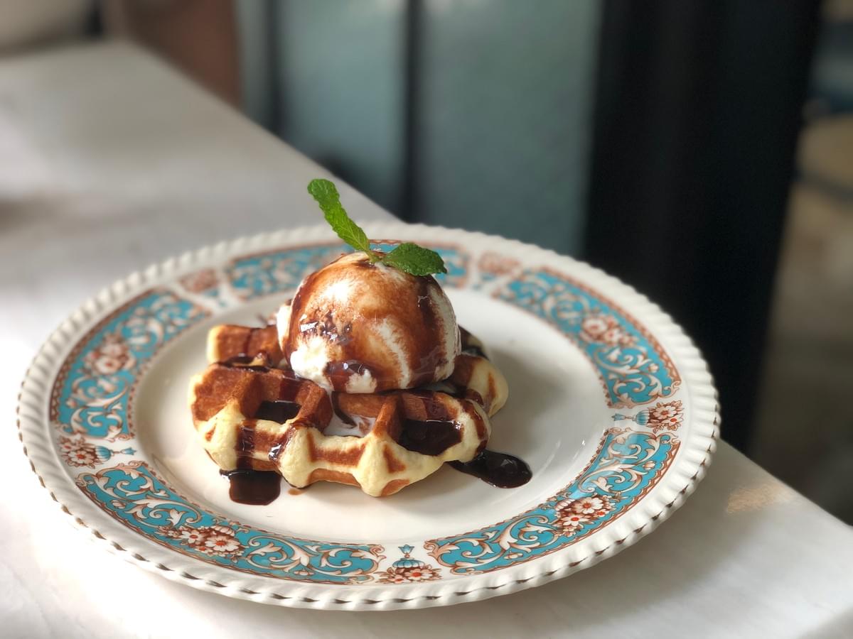 士林社子島的Black Heart Cafe,古董倉庫中遺世獨立的咖啡廳。冰淇淋鬆餅150元,香甜的香草冰淇淋配上一口酥脆鬆餅,很棒的一道甜點 士林社子島的Black Heart Cafe,古董倉庫中遺世獨立的咖啡廳。冰淇淋鬆餅150元,香甜的香草冰淇淋配上一口酥脆鬆餅,很棒的一道甜點