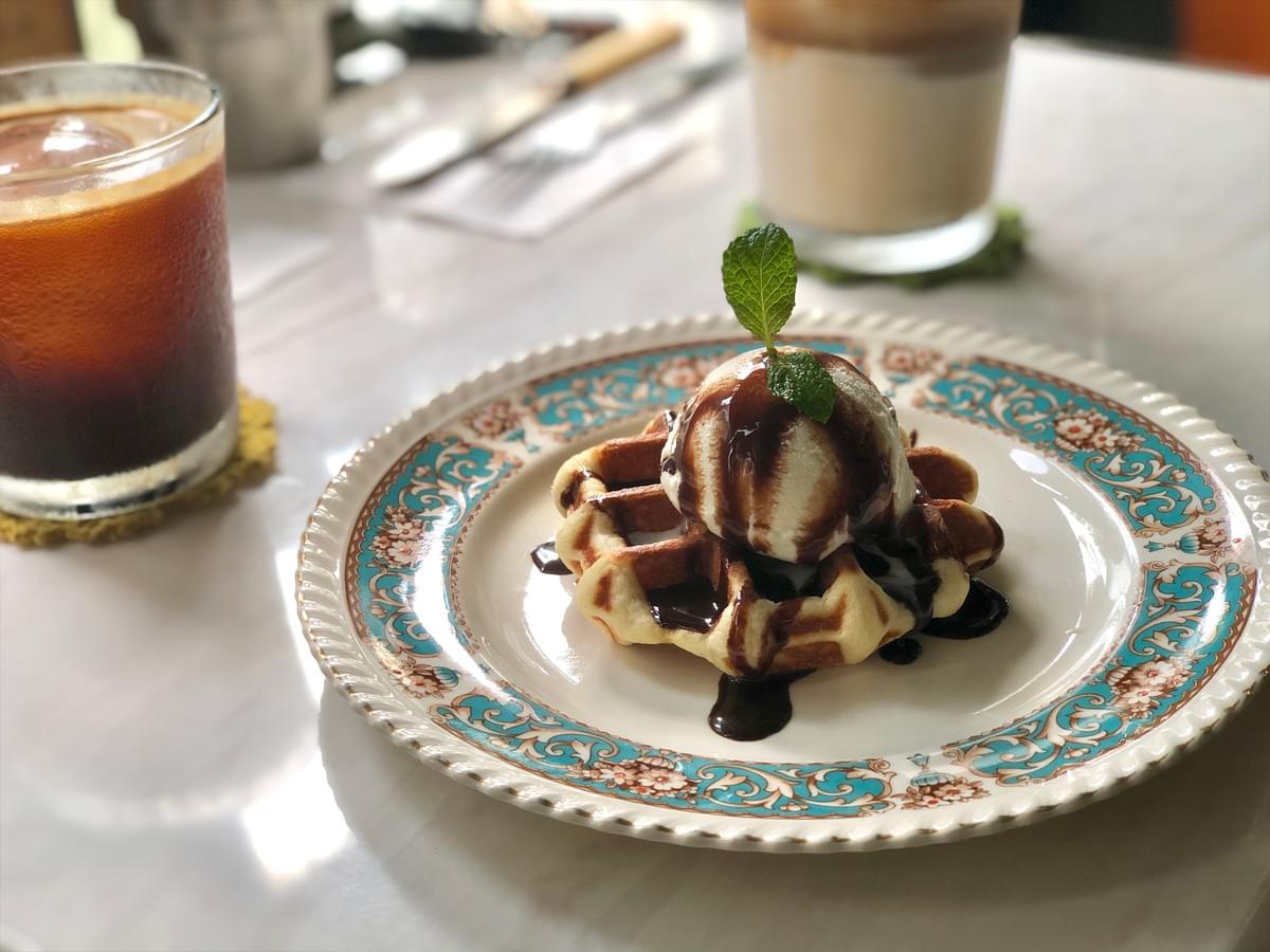 士林社子島的Black Heart Cafe,古董倉庫中遺世獨立的咖啡廳。拿鐵170元,美式和冰淇淋鬆餅150元 士林社子島的Black Heart Cafe,古董倉庫中遺世獨立的咖啡廳。拿鐵170元,美式和冰淇淋鬆餅150元