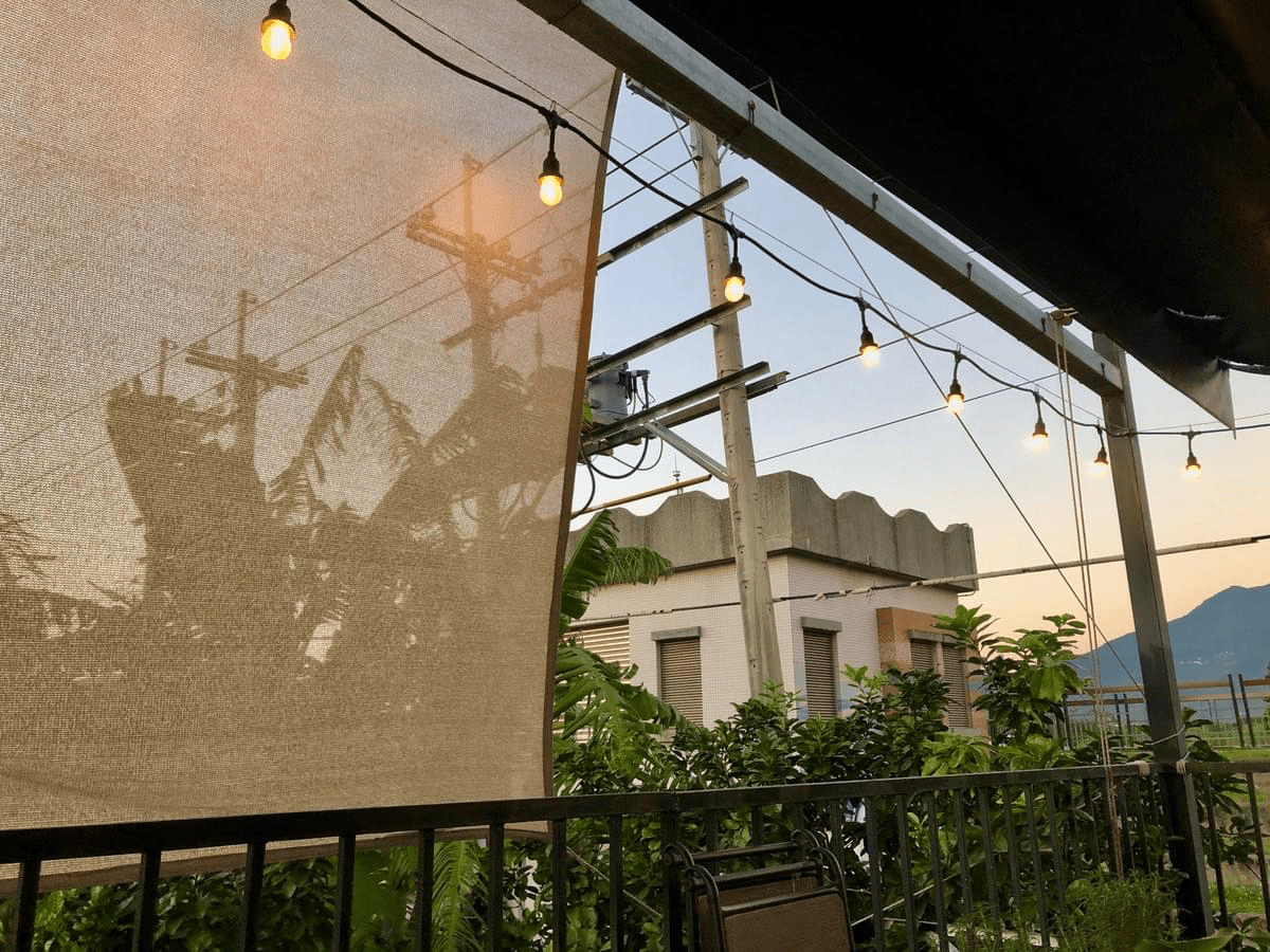士林LiLi KoKo Coffee:社子島河堤秘境咖啡廳,沿著屋簷下的掛燈,和橘色的夕陽相呼輝映著。 士林LiLi KoKo Coffee:社子島河堤秘境咖啡廳,沿著屋簷下的掛燈,和橘色的夕陽相呼輝映著。