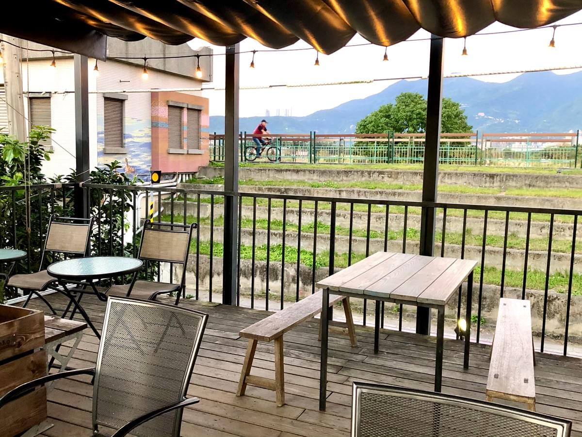 LiLi KoKo Coffee:社子島河堤秘境咖啡廳,對面有悠閒騎著單車的人們,看著看著心也跟著輕鬆了起來 LiLi KoKo Coffee:社子島河堤秘境咖啡廳,對面有悠閒騎著單車的人們,看著看著心也跟著輕鬆了起來