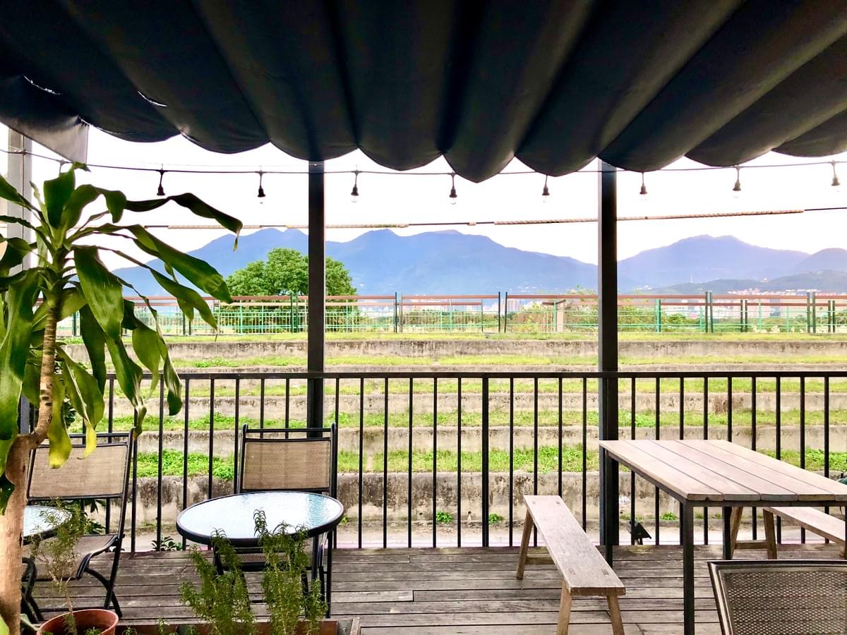 LiLi KoKo Coffee:社子島河堤秘境咖啡廳,遠眺對面的高山綠地,遼闊的視野,台北難得清幽得如此美麗的咖啡廳 LiLi KoKo Coffee:社子島河堤秘境咖啡廳,遠眺對面的高山綠地,遼闊的視野,台北難得清幽得如此美麗的咖啡廳