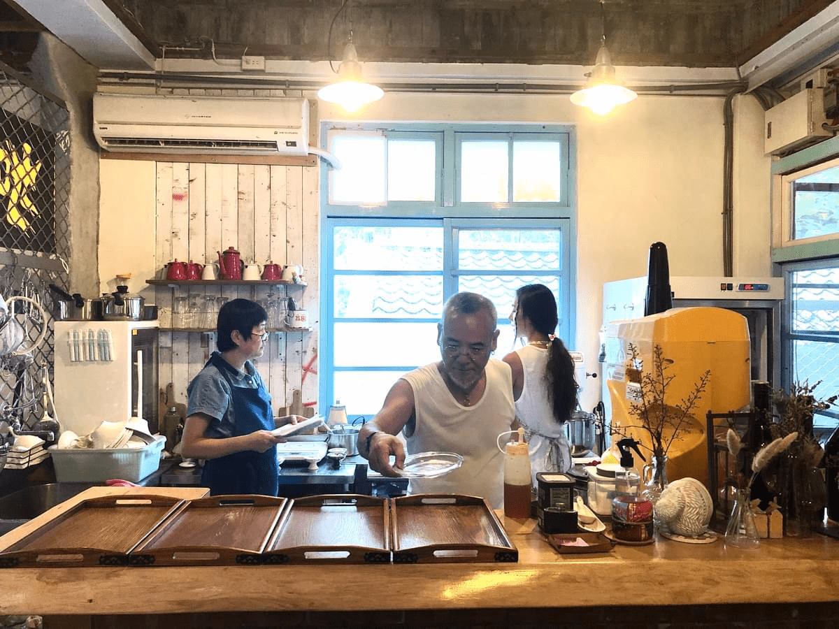 花蓮心地日常花蓮店認真工作的一家人,餐點現點現做 花蓮心地日常花蓮店認真工作的一家人,餐點現點現做
