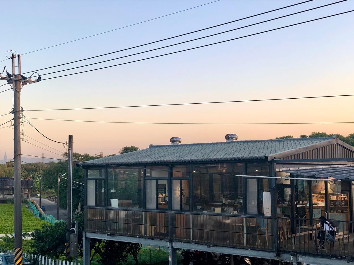 LiLi KoKo Coffee:社子島河堤秘境咖啡廳,從對面的河堤遠眺,有日式風格的建築。 LiLi KoKo Coffee:社子島河堤秘境咖啡廳,從對面的河堤遠眺,有日式風格的建築。