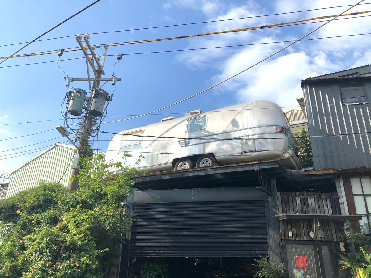 士林社子島的Black Heart Cafe,古董倉庫中遺世獨立的咖啡廳。外觀是一般鐵皮屋,但屋頂上的露營車是他最大的招牌 士林社子島的Black Heart Cafe,古董倉庫中遺世獨立的咖啡廳。外觀是一般鐵皮屋,但屋頂上的露營車是他最大的招牌