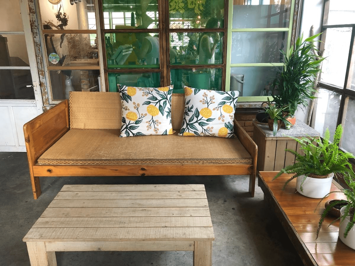 花蓮心地日常花蓮店入口座位區有陽光灑落,很悠哉,既優雅又沈穩 花蓮心地日常花蓮店入口座位區有陽光灑落,很悠哉,既優雅又沈穩