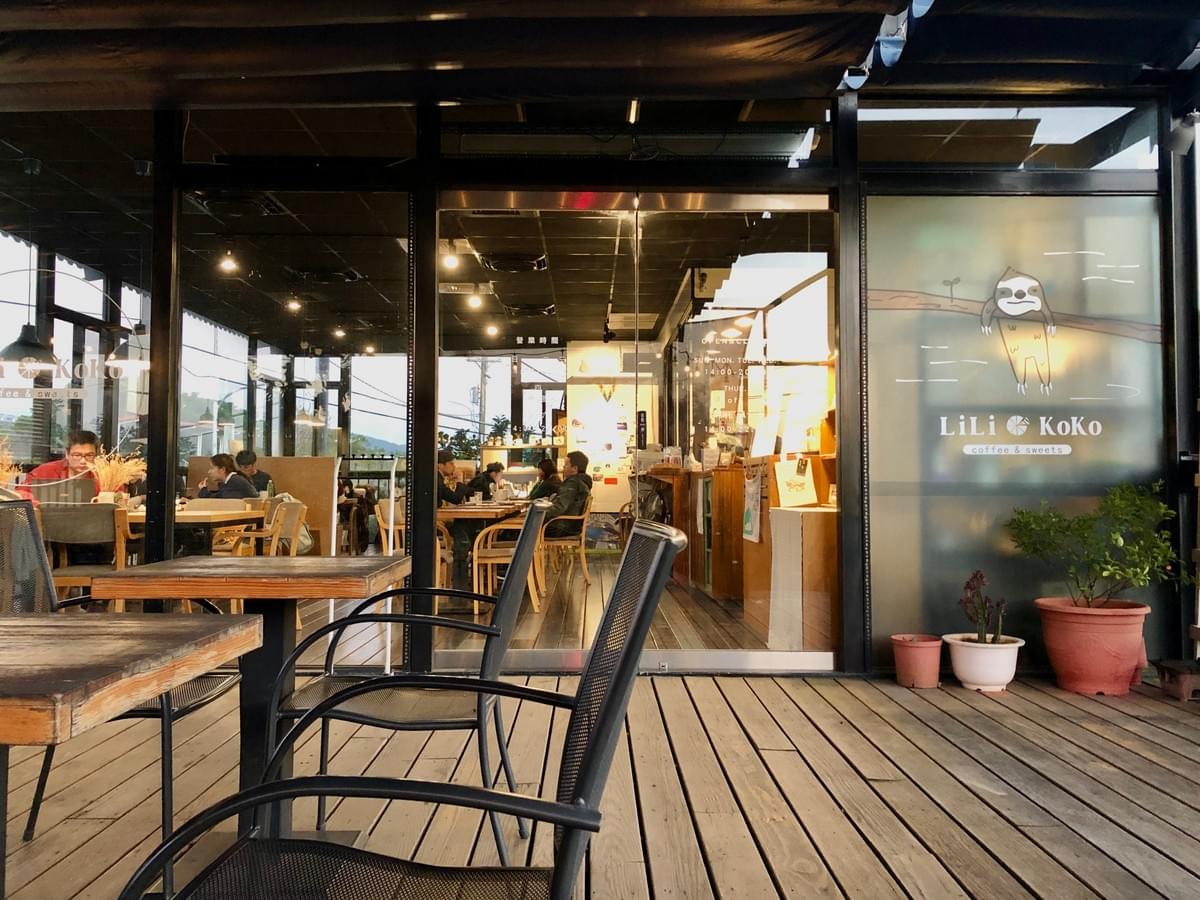 士林LiLi KoKo Coffee:社子島河堤秘境咖啡廳,三面大片的玻璃窗,河堤美景一覽無遺。 士林LiLi KoKo Coffee:社子島河堤秘境咖啡廳,三面大片的玻璃窗,河堤美景一覽無遺。