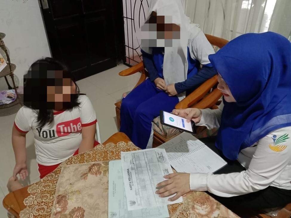 Ibu Soraya meeting with one of her charges. She is using the Primero app to complete the profile of the child and verifies that the official documents are in order. ©UNICEF/2020 Ibu Soraya meeting with one of her charges. She is using the Primero app to complete the profile of the child and verifies that the official documents are in order. ©UNICEF/2020