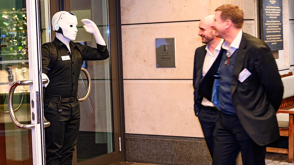 Silent Rocco’s Menschine robot act welcoming hotel guests Silent Rocco’s Menschine robot act welcoming hotel guests