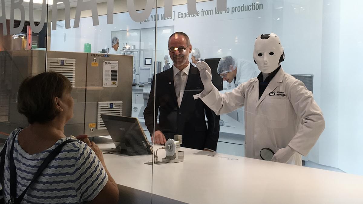 Silent Rocco‘s Menschine robot act visualizing the future at a trade fair Silent Rocco‘s Menschine robot act visualizing the future at a trade fair