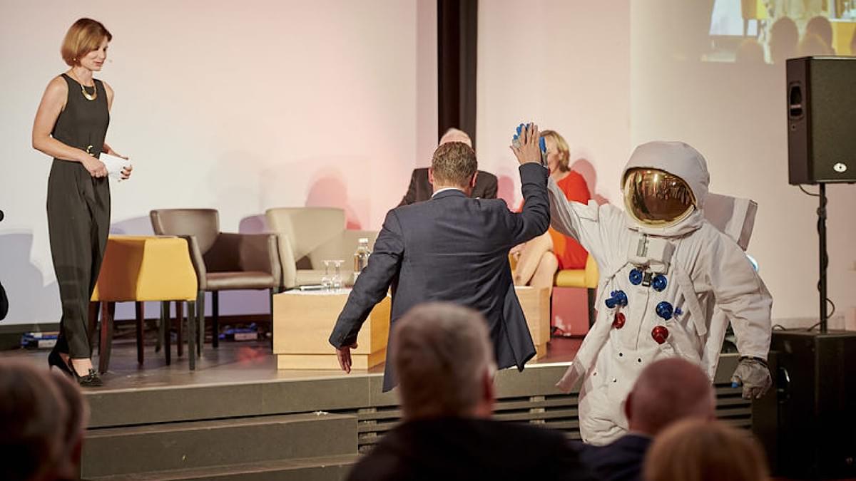 Lostronaut von Silent Rocco - Raumanzug trifft auf Geschäftsanzug Lostronaut von Silent Rocco - Raumanzug trifft auf Geschäftsanzug