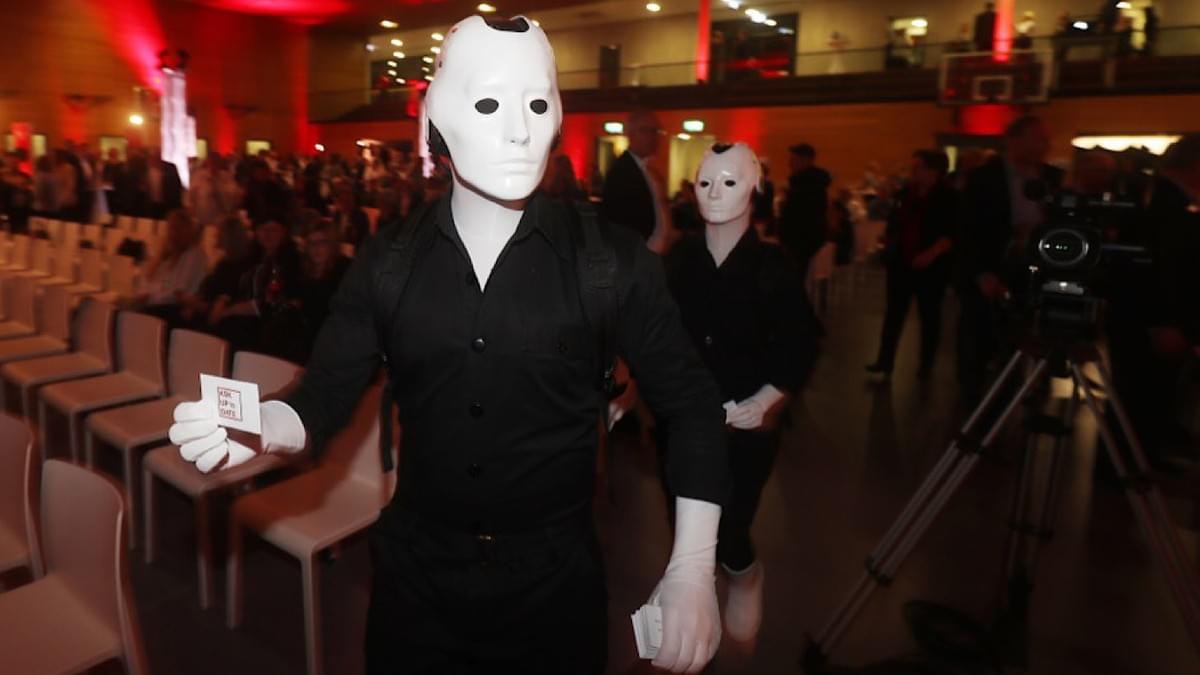 Silent Rocco’s Menschine robot act handing out flyers at a corporate event Silent Rocco’s Menschine robot act handing out flyers at a corporate event