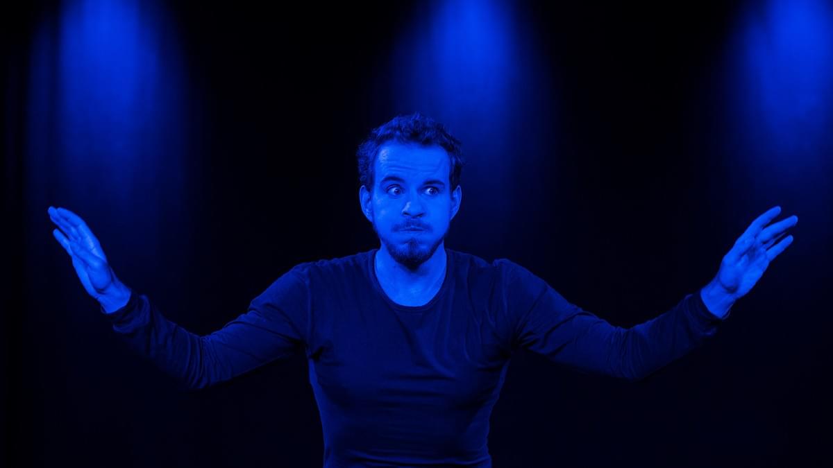 Pantomime-Künstler Silent Rocco unter Wasser im Theaterhaus Berlin Mitte Pantomime-Künstler Silent Rocco unter Wasser im Theaterhaus Berlin Mitte