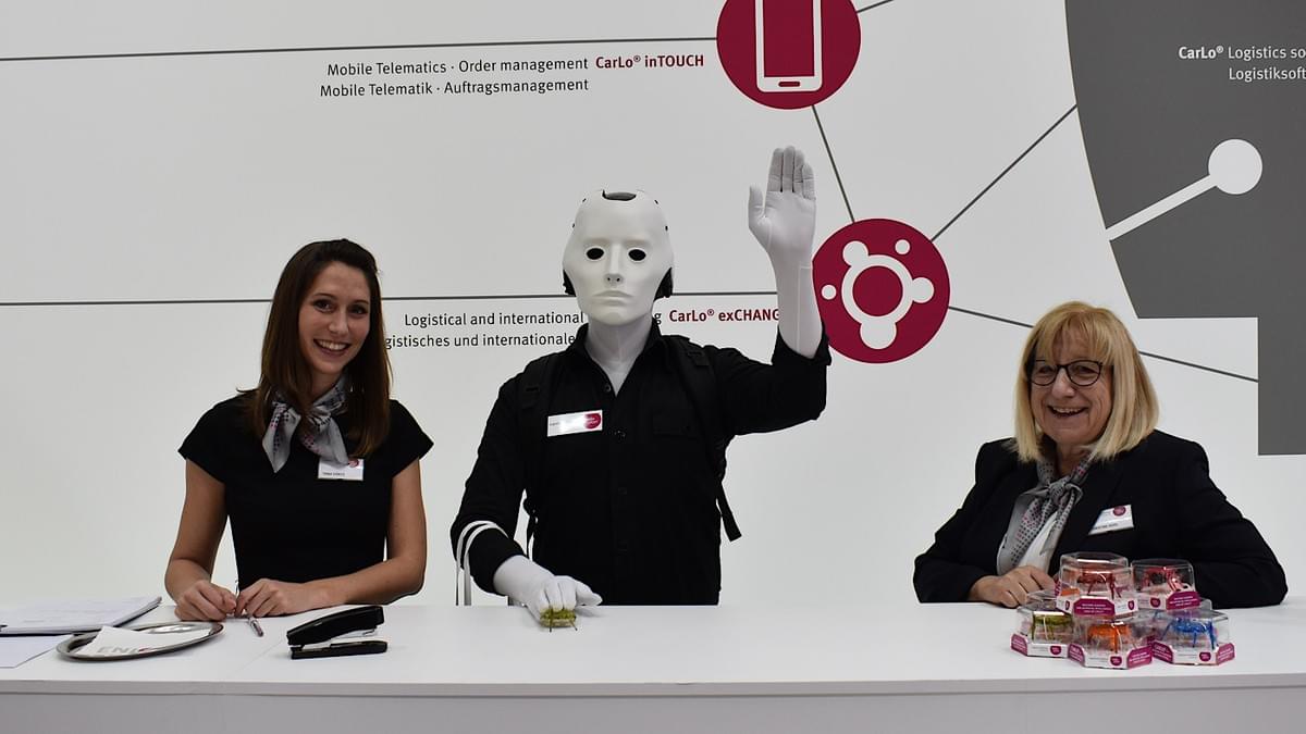 Silent Rocco’s Menschine robot act welcoming trade fair visitors to the client’s booth Silent Rocco’s Menschine robot act welcoming trade fair visitors to the client’s booth