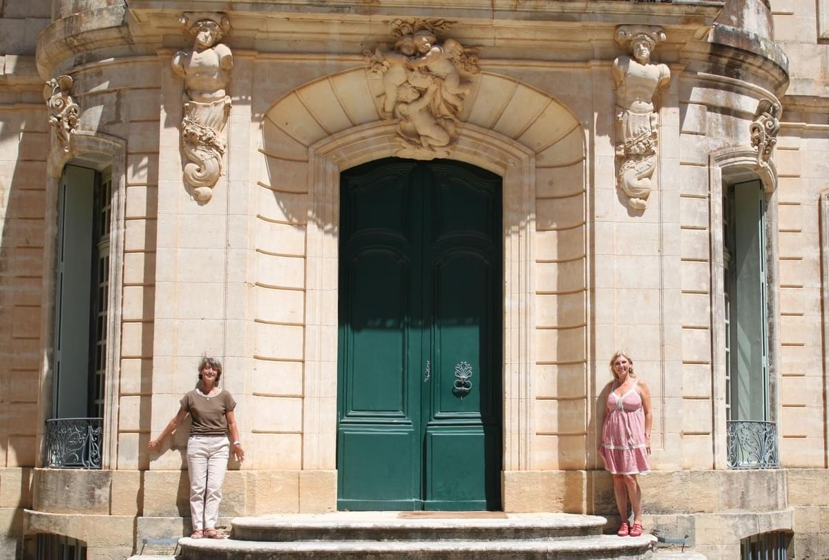 Angelots et attenantes sur façade sud Château de l'Engarran Angelots et attenantes sur façade sud Château de l'Engarran