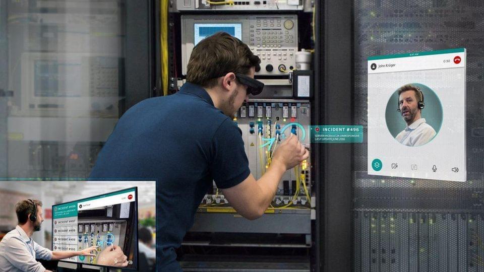 Technician using REFLEKT REMOTE with remote expert. RE'FLEKT Technician using REFLEKT REMOTE with remote expert. RE'FLEKT
