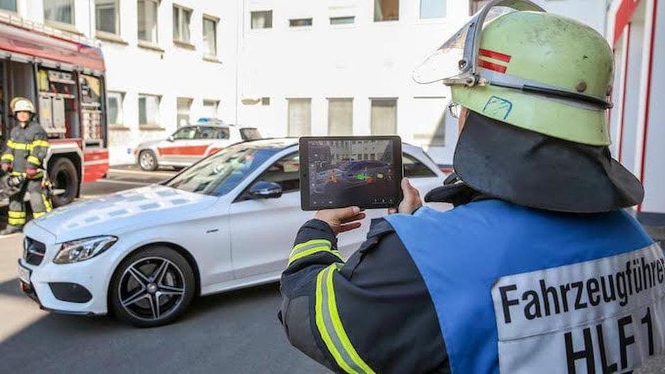 How to disassemble a crunched up Mercedes. RE’FLEKT How to disassemble a crunched up Mercedes. RE’FLEKT