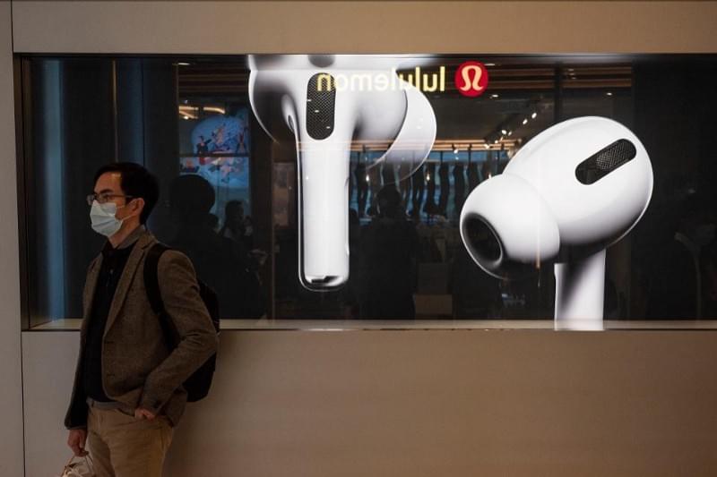 HONG KONG, CHINA — 2020/02/19: A man stands in front of American multinational technology company Apple store displaying the Airpods Pro banner at its entrance in Hong Kong. (Photo by Budrul Chukrut/SOPA Images/LightRocket via Getty Images) SOPA IMAGES/LIGHTROCKET VIA GETTY IMAGES HONG KONG, CHINA — 2020/02/19: A man stands in front of American multinational technology company Apple store displaying the Airpods Pro banner at its entrance in Hong Kong. (Photo by Budrul Chukrut/SOPA Images/LightRocket via Getty Images) SOPA IMAGES/LIGHTROCKET VIA GETTY IMAGES