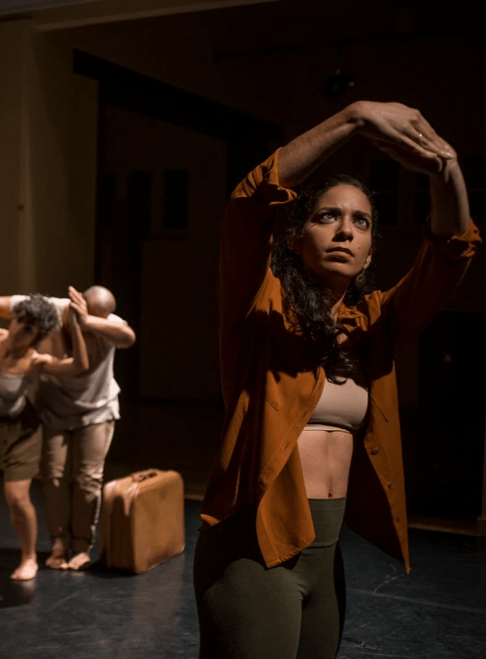 Gabriela Dueñas en el Buffer Fringe Performing Arts Festival junto a Claroscuro en "Oscilo". Fotografía del festival. Gabriela Dueñas en el Buffer Fringe Performing Arts Festival junto a Claroscuro en "Oscilo". Fotografía del festival.
