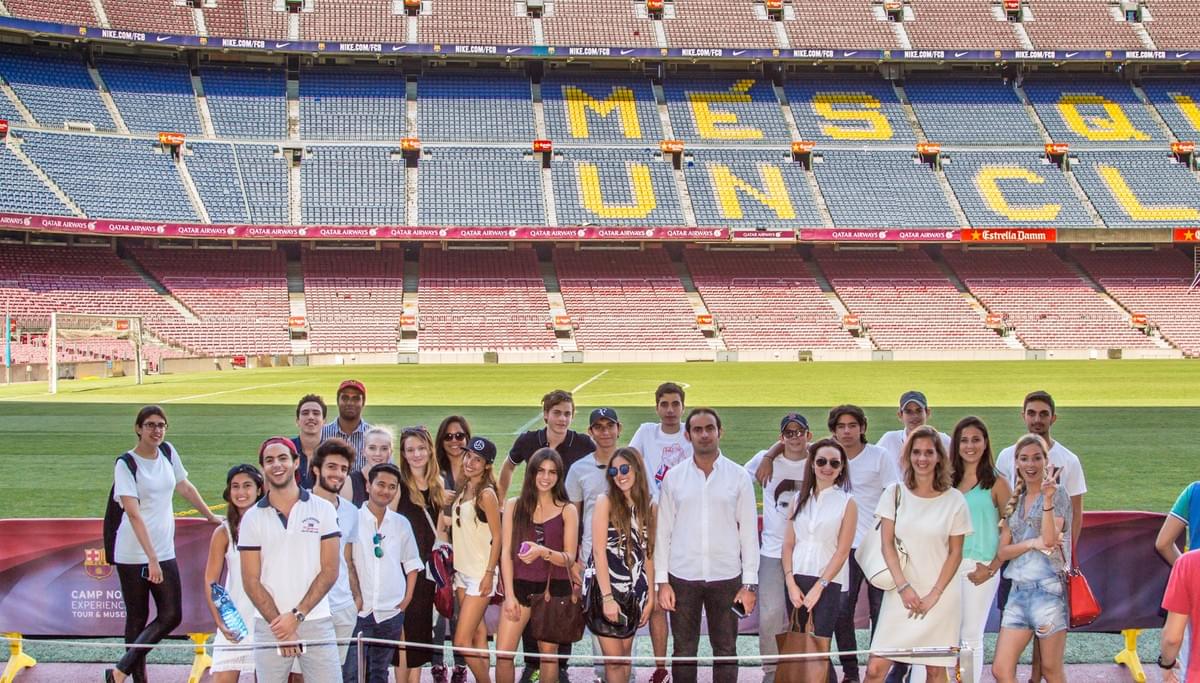Глобал Компас - Обучение в Испании: EU International Summer Camp студенты в Camp Nou Глобал Компас - Обучение в Испании: EU International Summer Camp студенты в Camp Nou