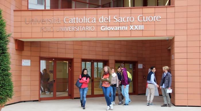 Глобал Компас - Обучение в Италии: студенты у входа в кампус Университета Cattolica Глобал Компас - Обучение в Италии: студенты у входа в кампус Университета Cattolica
