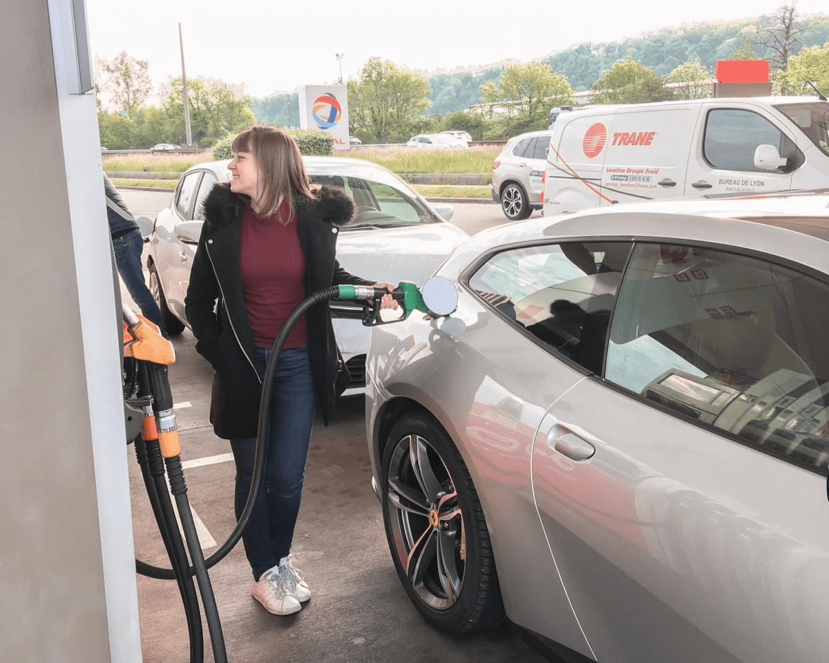 Marie faisant le plein en Ferrari GTC4 Lusso Marie faisant le plein en Ferrari GTC4 Lusso