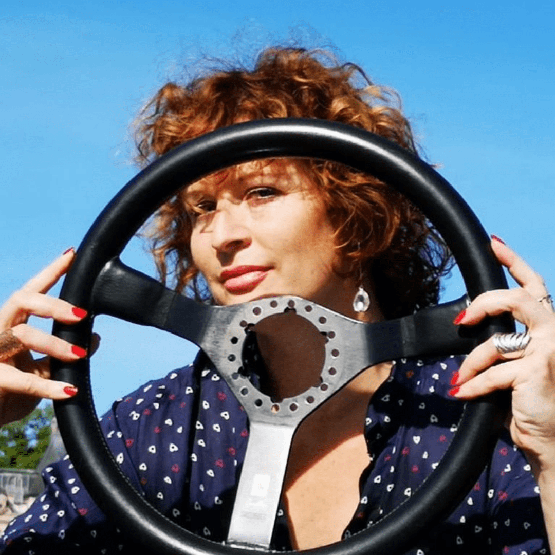 Anne-Charlotte Laugier devant un volant Anne-Charlotte Laugier devant un volant