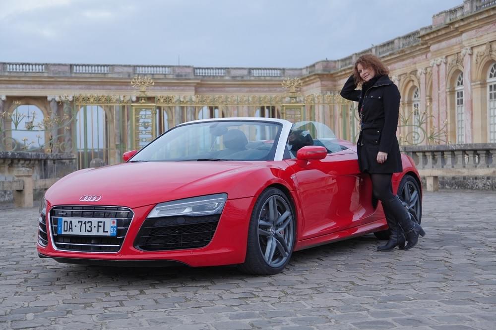 Anne-Charlotte à côté d'une Audi R8 Spyder rouge Anne-Charlotte à côté d'une Audi R8 Spyder rouge