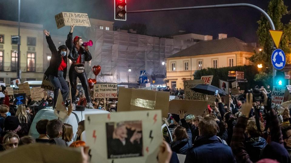Bloqueio de rua, um das centenas que ocorreram na capital polonesa Bloqueio de rua, um das centenas que ocorreram na capital polonesa