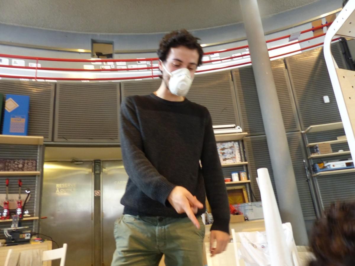 Quentin met un masque : on coupe à chaud du polystyrène, et ça fume! Quentin met un masque : on coupe à chaud du polystyrène, et ça fume!