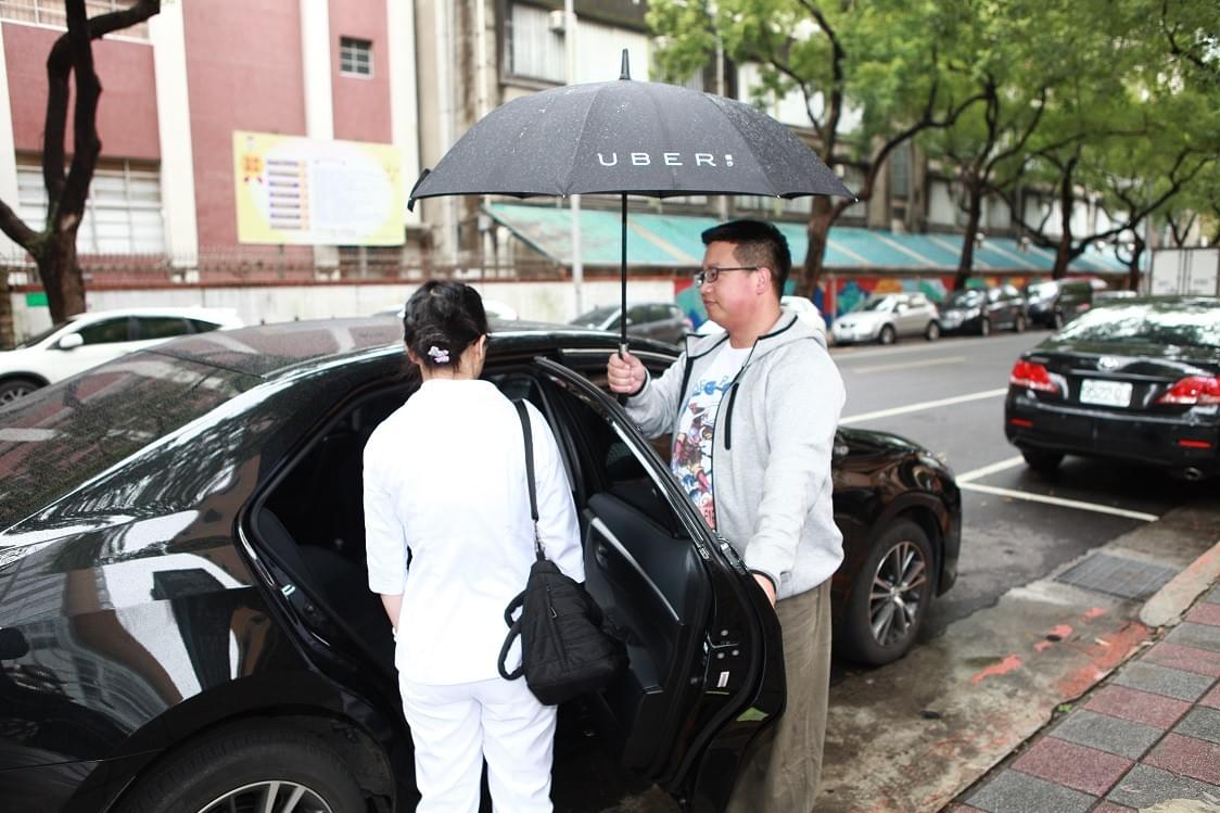 Uber台灣和多元化計程車隊合作夥伴提供10萬趟免費「菁英優步」,讓晝夜守護全民健康的醫護人員在點對點之間也可以短暫休憩再出發。 Uber台灣/提供 Uber台灣和多元化計程車隊合作夥伴提供10萬趟免費「菁英優步」,讓晝夜守護全民健康的醫護人員在點對點之間也可以短暫休憩再出發。 Uber台灣/提供