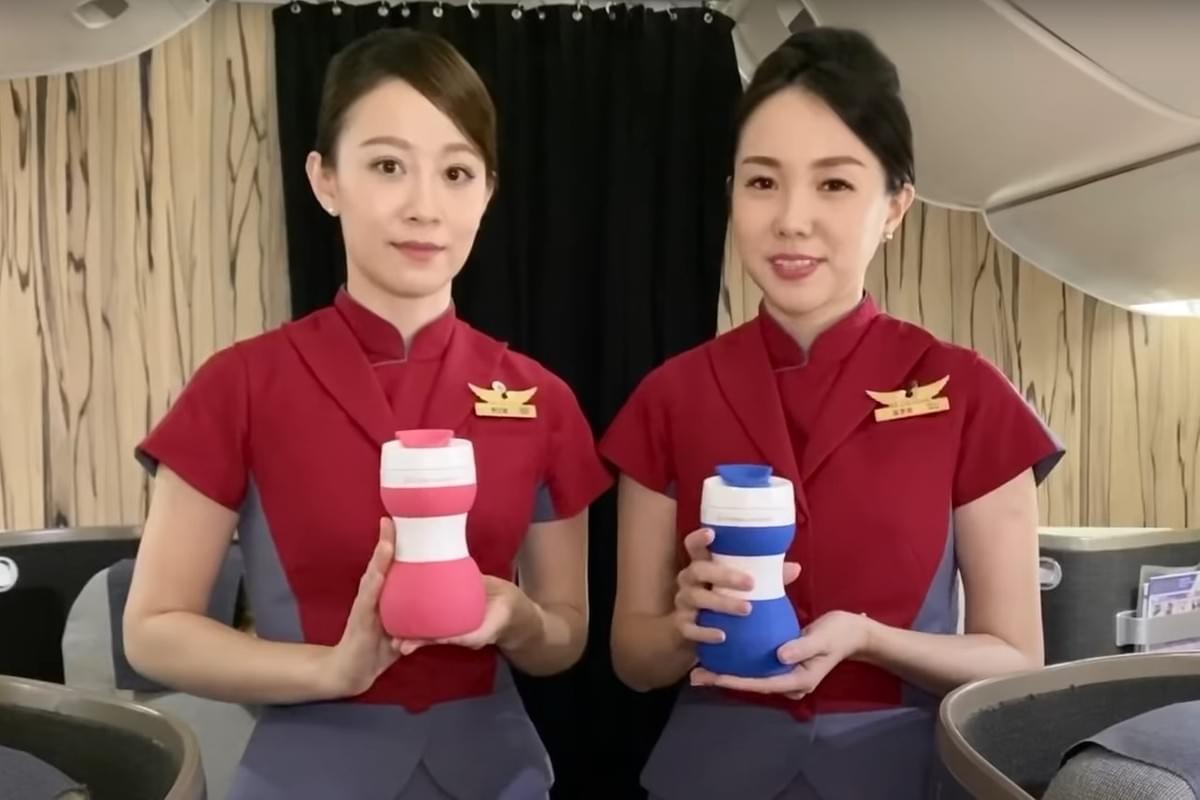 華航推出的矽緻摺疊隨行杯還真像TENGA。擷取於華航YT。 華航推出的矽緻摺疊隨行杯還真像TENGA。擷取於華航YT。